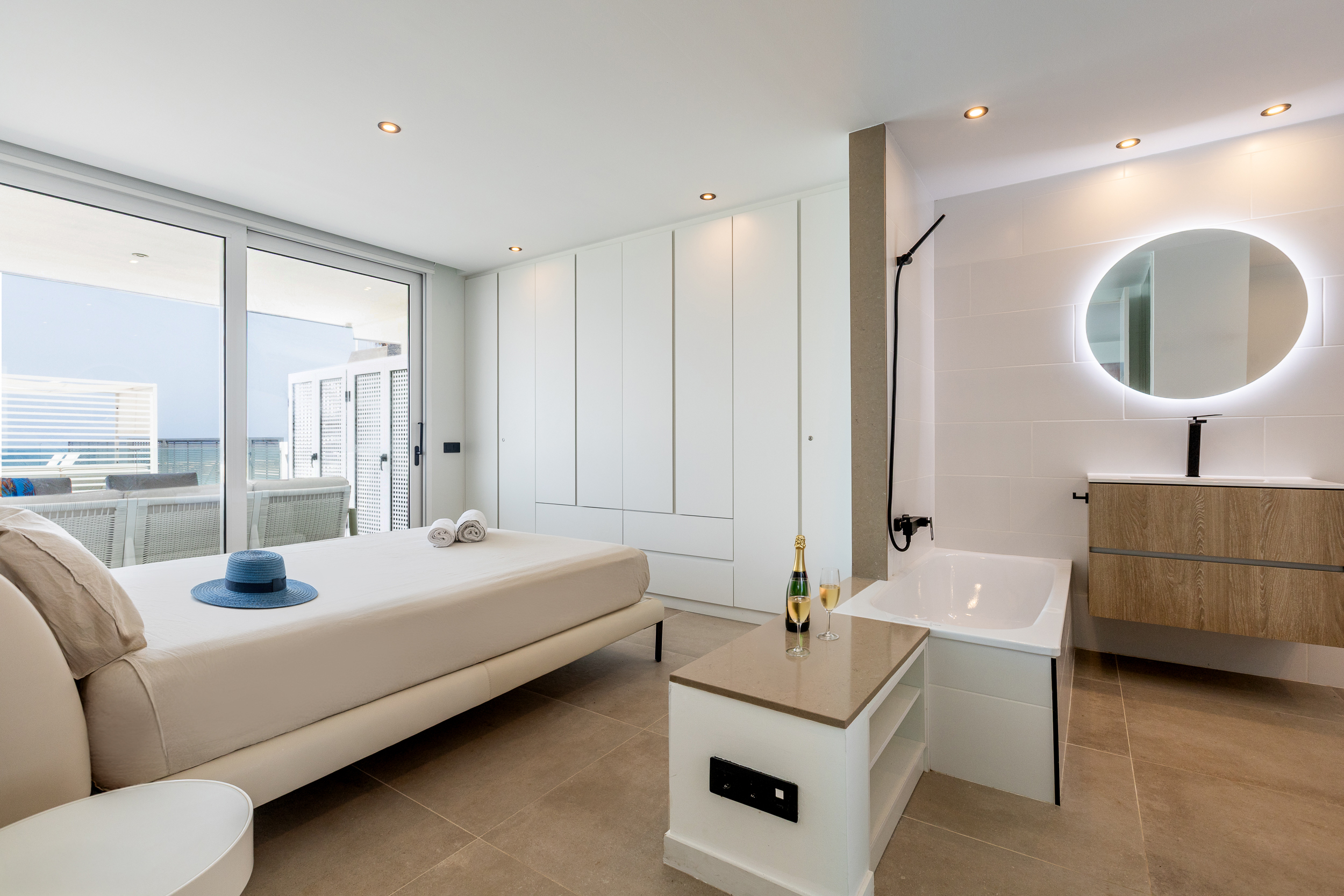 Dormitorio de Villa Minerva comunicado con el baño